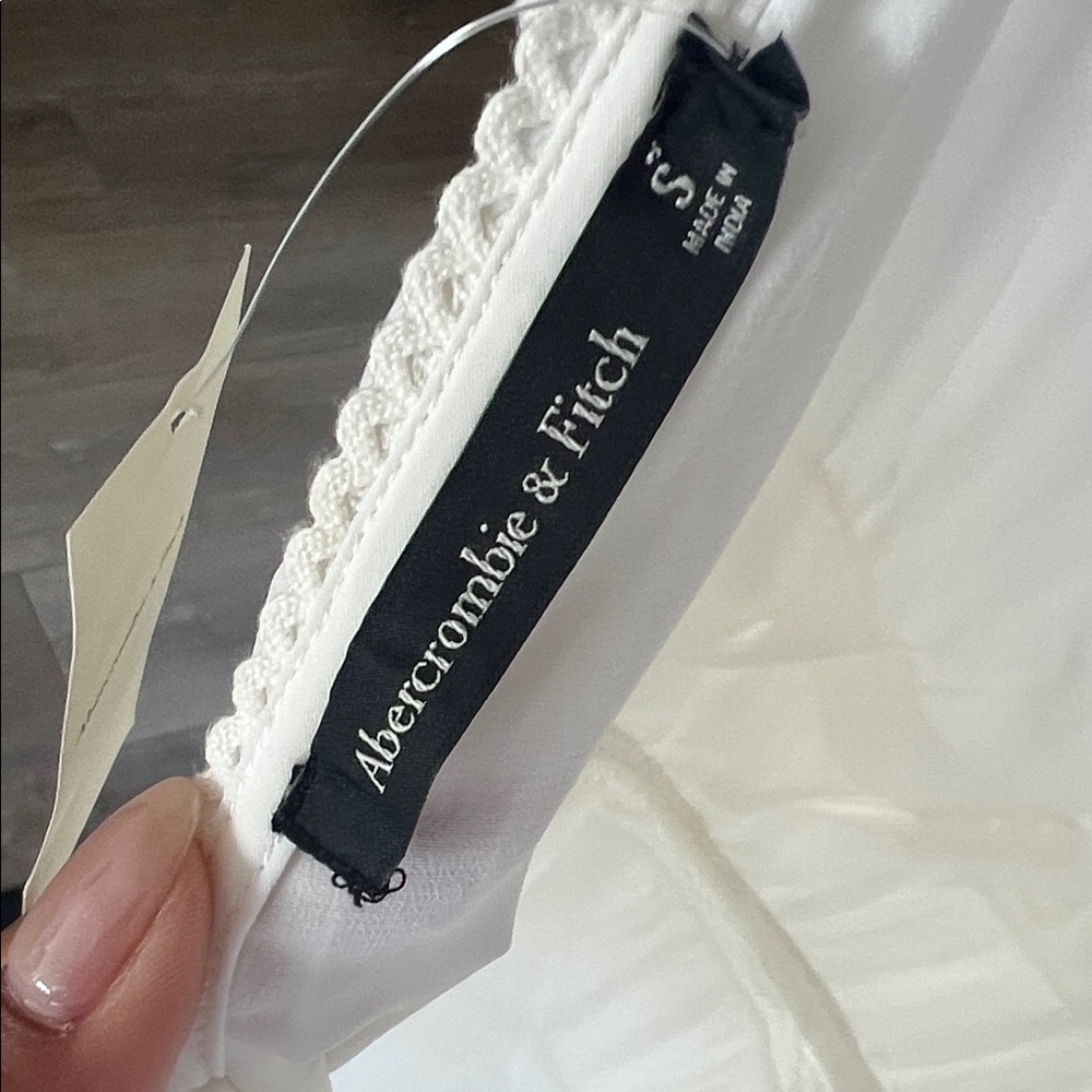 ✨ Brand New, Never Worn ✨ Elegant White Sleeveless Dress - Picture 2 of 3